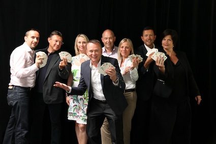 Invités hilares tenant des cartes lors d’une soirée d’entreprise